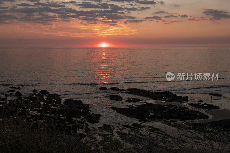 六月康沃尔纽基菲斯特拉海滩的日落