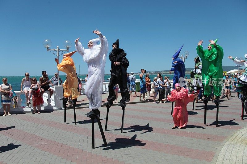 俄罗斯格连兹克——2015年6月6日:格连兹克狂欢节上的舞者。