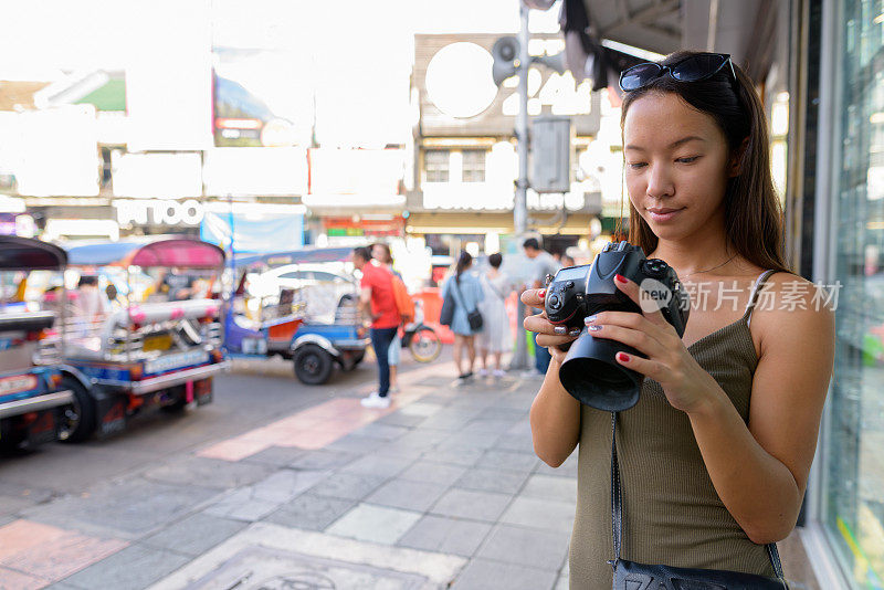 年轻美丽的多民族旅游女人的肖像探索曼谷的城市泰国