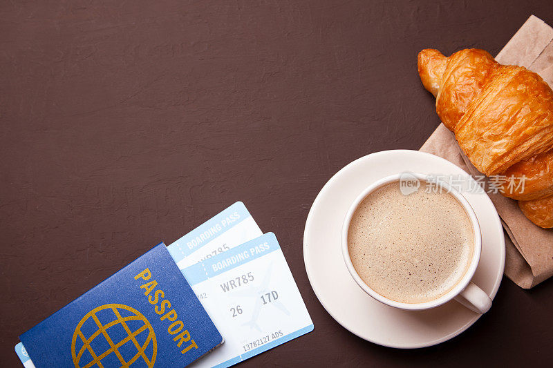 休息时间，早上喝咖啡。一杯泡沫咖啡，牛角面包，还有护照和机票