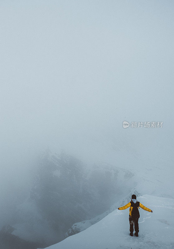 在Dolomites，妇女呆在下雪的Seceda山附近