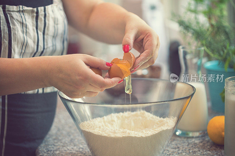 在家里准备甜甜圈的女人