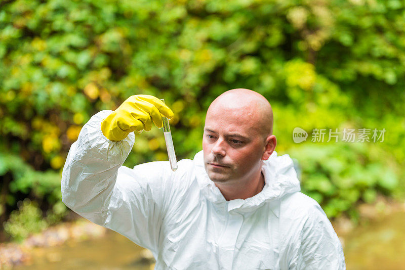 科学家检测有毒的水