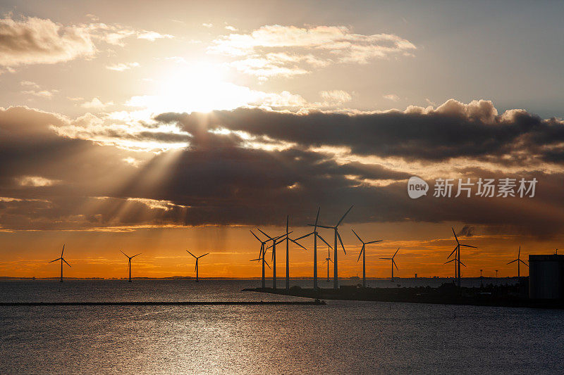 丹麦哥本哈根水路上的风车