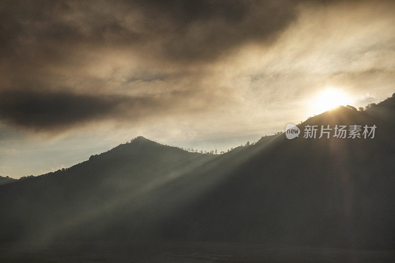 印度尼西亚东爪哇的布罗莫火山上的日落