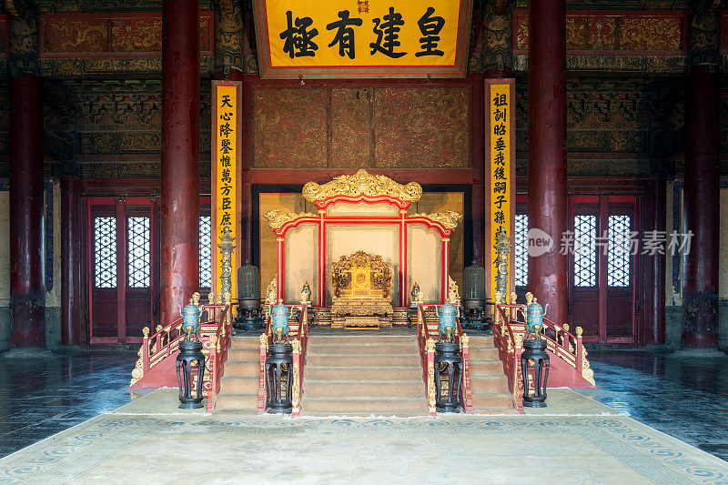 这是中国国王的宝座，位于北京紫禁城中和殿。