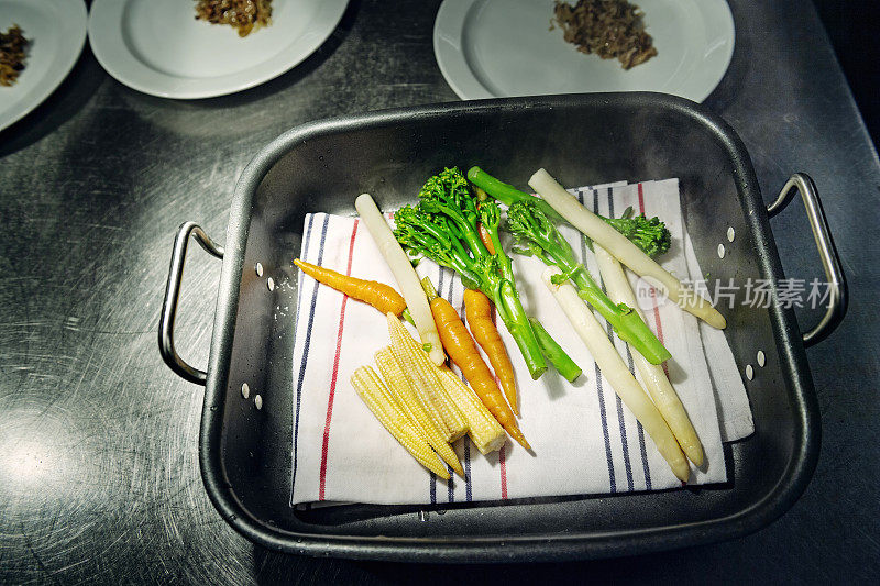 专业厨师在工作中烹饪蔬菜