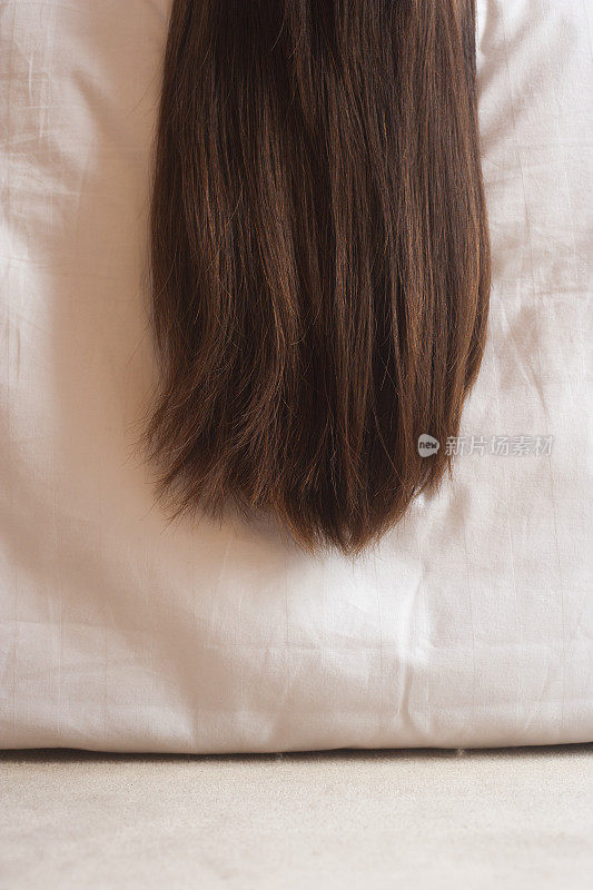 中国妇女的头发从床上垂下来
