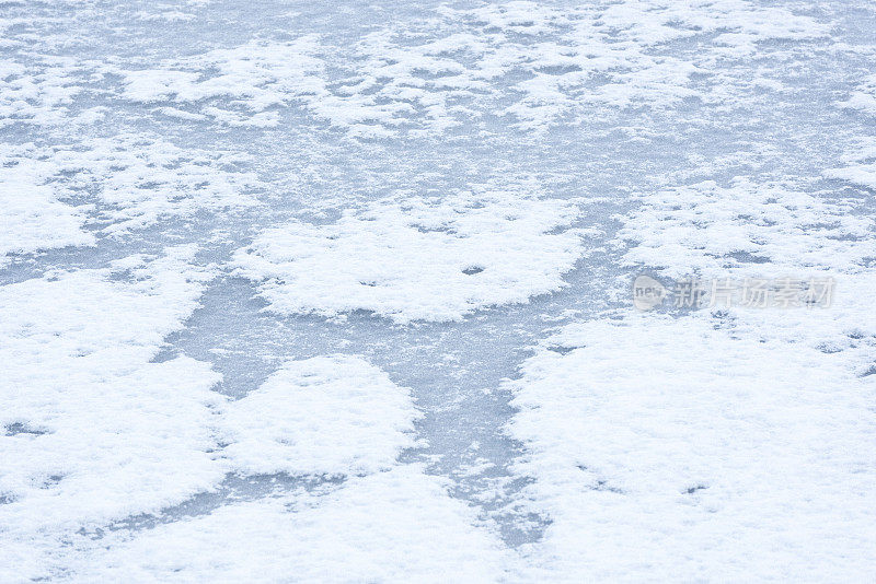 冬天结冰的湖面上有冰雪