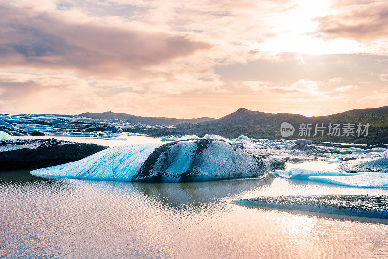 风景日落的冰山在Svinafellsjokull冰川泻湖冰岛