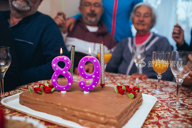 是庆祝的时候了。奶奶庆祝她的89岁生日!