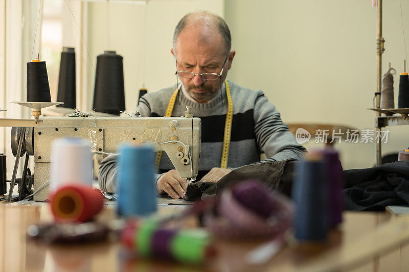 裁缝在缝纫机上工作时的肖像