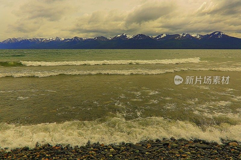 比格尔海峡波浪在海湾和安第斯雪山，乌斯怀亚-火地岛