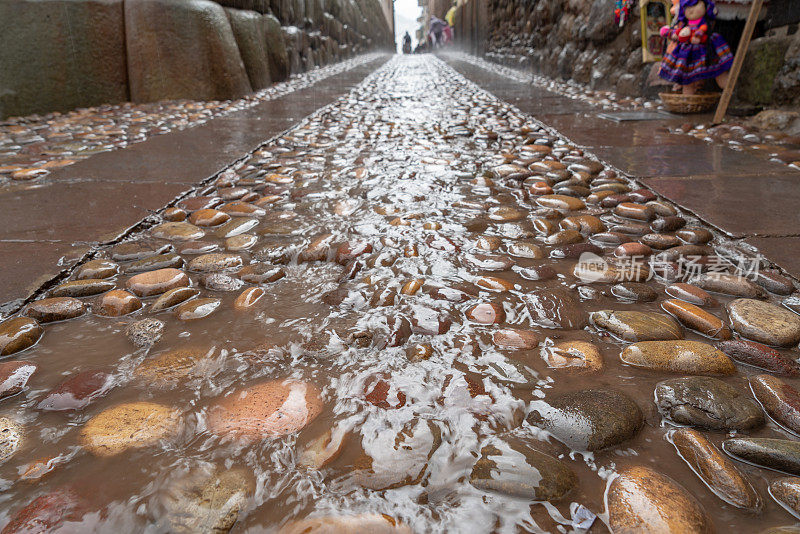 雨中石块路面