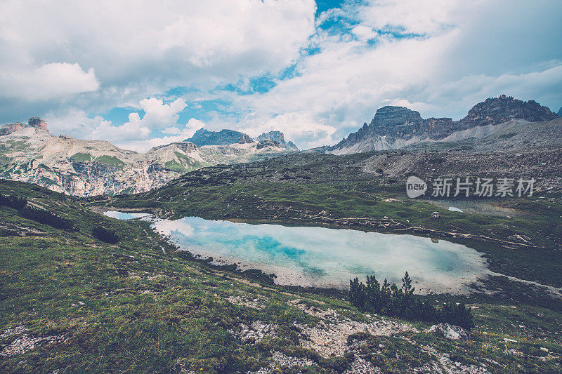 意大利欧洲阿尔卑斯山Dolomites区拉瓦雷多冰城北侧的小湖