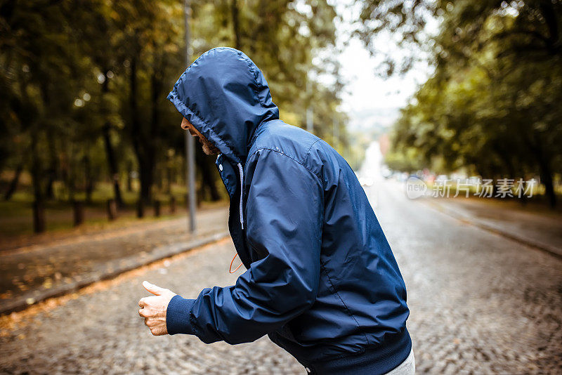 一个雨天在公园里慢跑的人