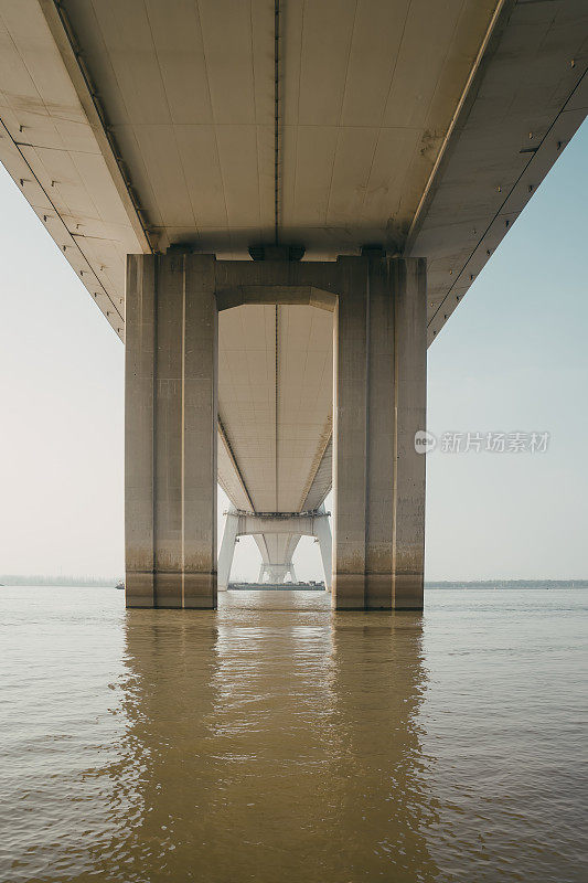 长江大桥的建筑支柱