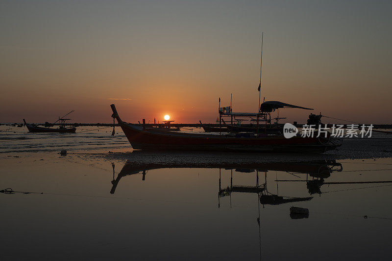 日落时分的Pakarang海滩