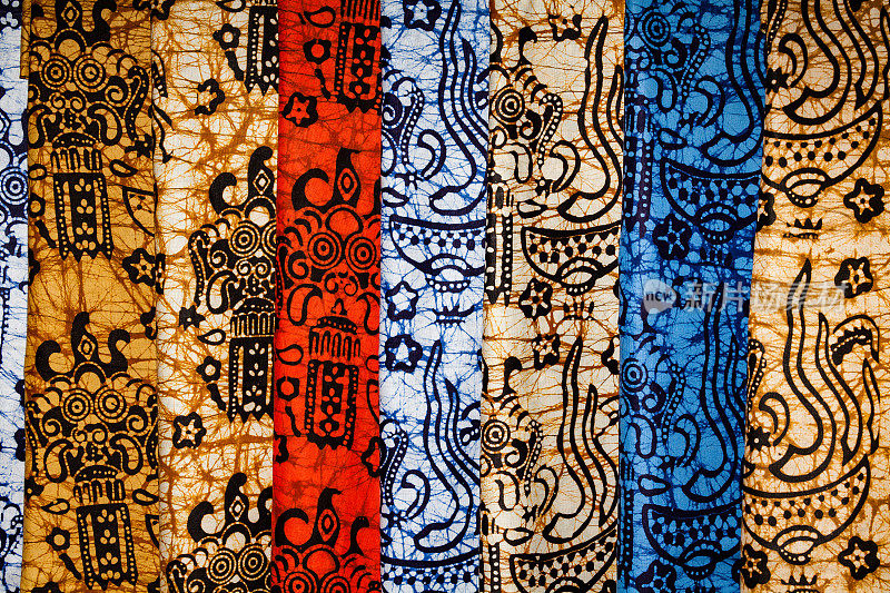 各种印花蜡染在印度尼西亚纺织品市场在乌布，巴厘岛