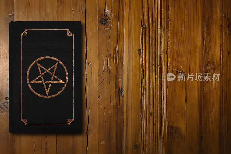 一本棕色木板上的撒旦书