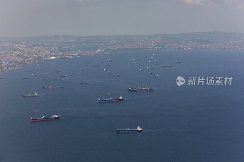 在土耳其伊斯坦布尔托普卡皮阿塔科伊附近的马尔马拉海岸，工业船只正在等待装货