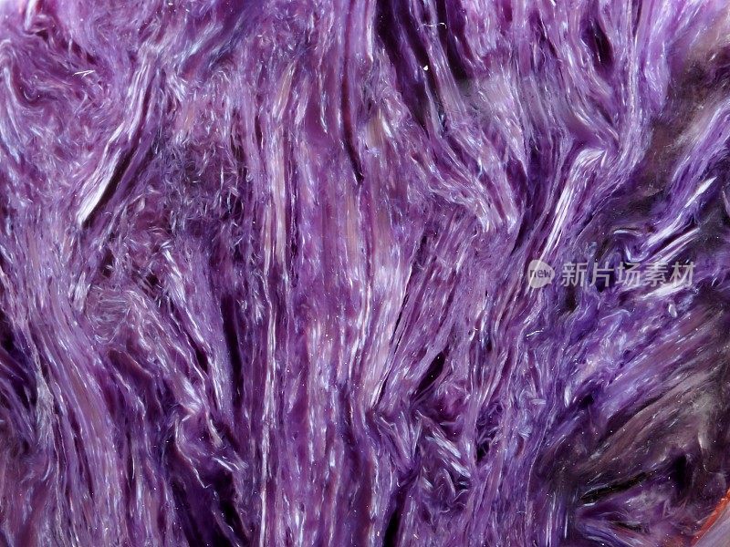 特写的紫色charoite石