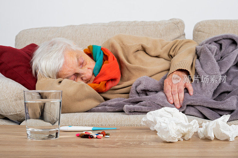 患有流感的老年妇女