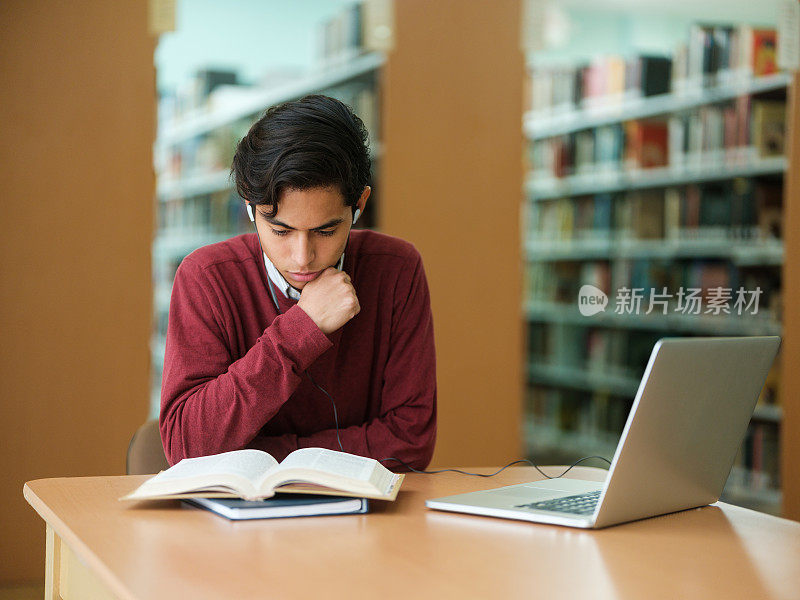 学生一边听音乐一边阅读