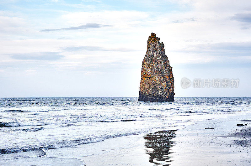 岩石海岸，悬崖，国后岛，多云的天空