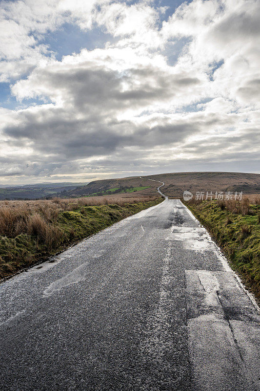 威尔士荒原上的一条荒凉狭窄的道路
