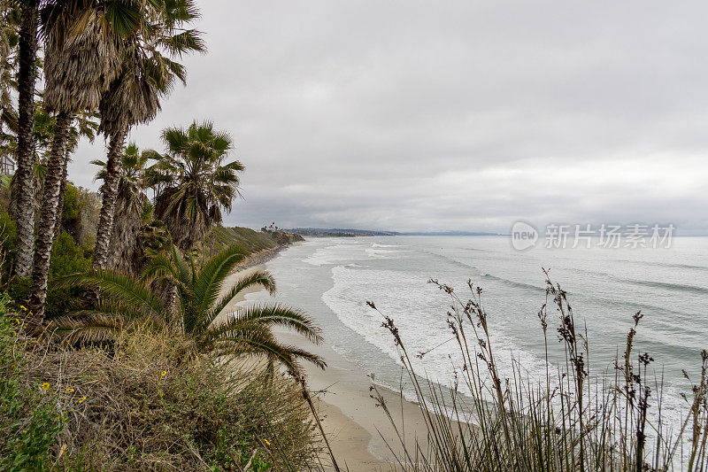 从恩西尼塔斯悬崖的顶部看海洋和海滩，加利福尼亚在一个雨天适合冲浪