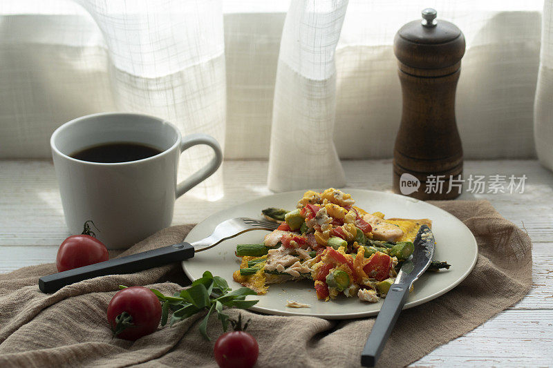 自制健康早餐:煎蛋、鲑鱼、芦笋和番茄