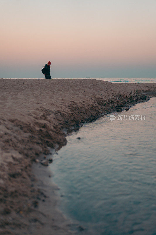 欣赏海景的人