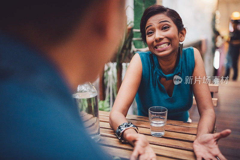 我很抱歉……吉隆坡咖啡店:道歉的男女