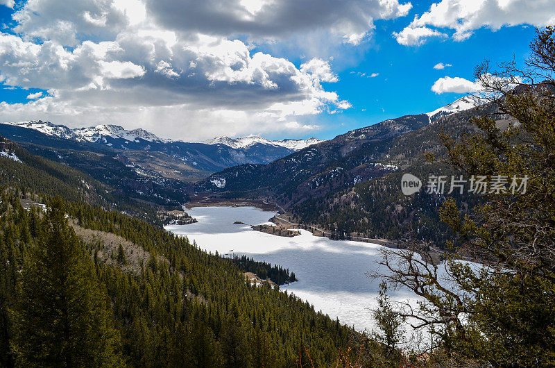 科罗拉多州积雪覆盖的山峰