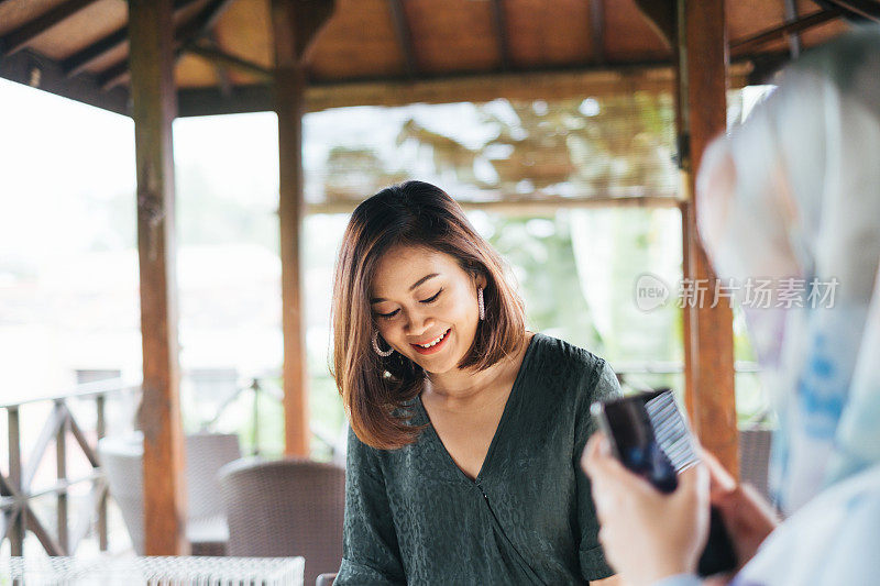 两个年轻女人正在为烧烤派对准备晚餐