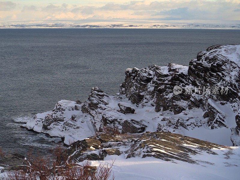 峡湾上的雪崖