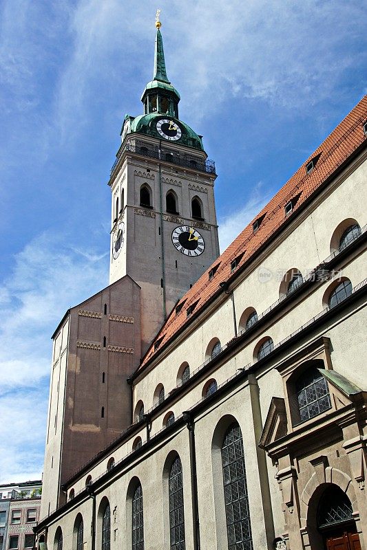 玛丽恩广场的圣彼得教堂。慕尼黑,德国巴伐利亚。