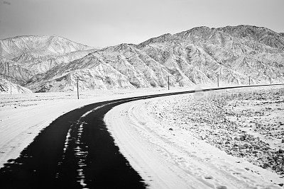 雪景中的乡村道路