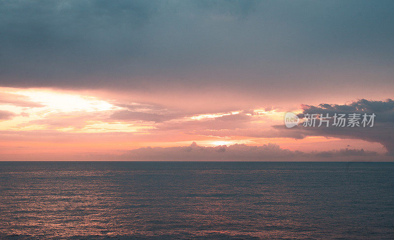 夕阳照在海面上