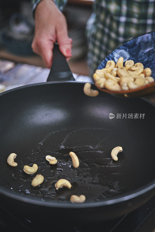 在炒锅里烤腰果