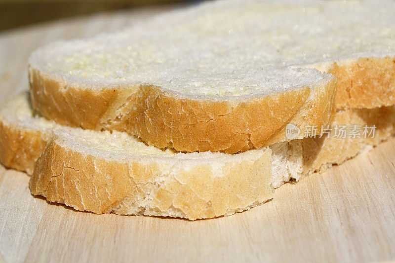 两片黄油面包。