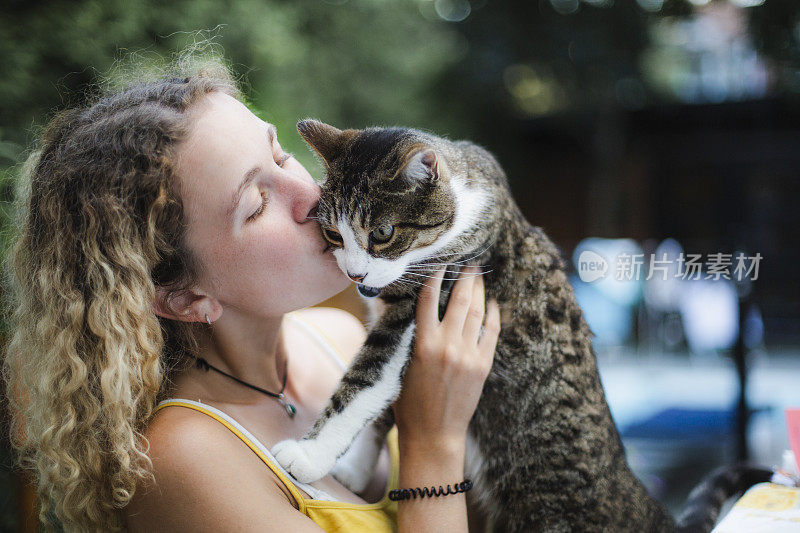 年轻女子和她的猫