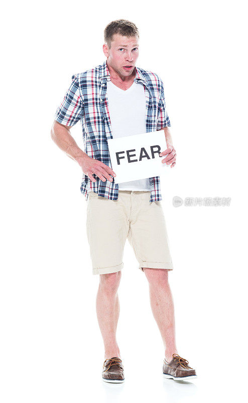 穿着衬衫和短裤的帅哥正在感到恐惧