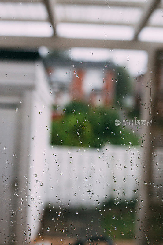 雨后的家窗