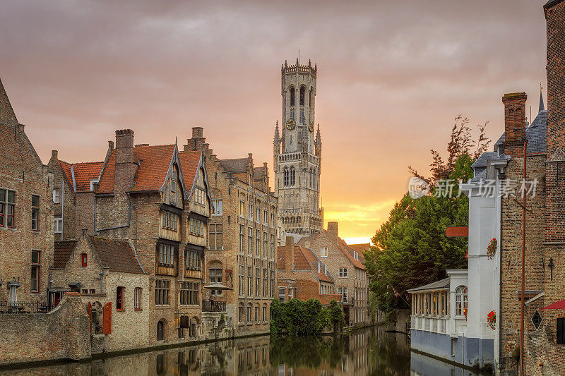比利时布鲁日的运河，房屋，Rozenhoedkaai和钟楼