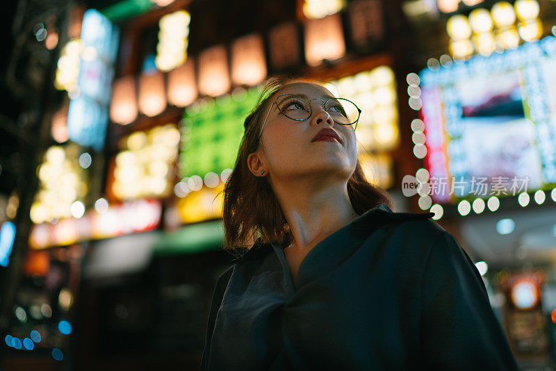 年轻女子夜间抬头时的肖像