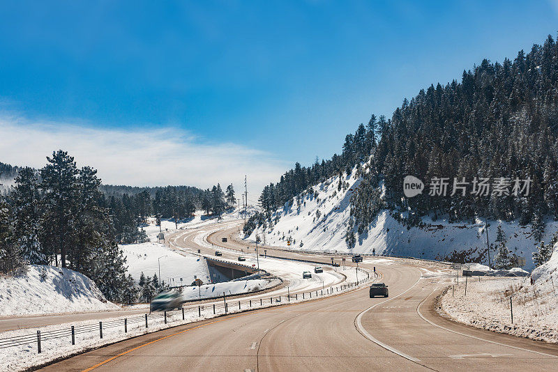 弯曲的冬季道路在科罗拉多落基山脉在美国