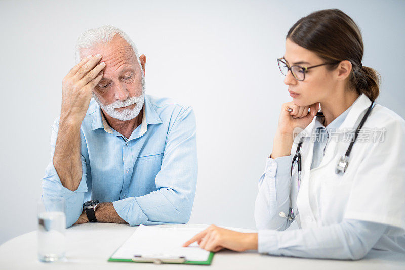 一位忧心忡忡的老人正在和他的医生看体检结果。