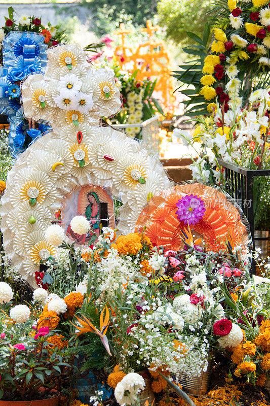 亡灵节墓地鲜花装饰